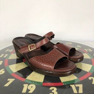 Dansko Sandals Women’s Size 39 Brown Tooled Leather Strappy Comfort Clogs Nurse.